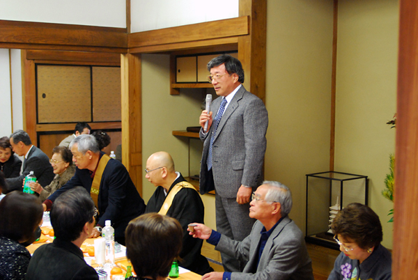 書院にて檀家総代により乾杯のご挨拶があります。
