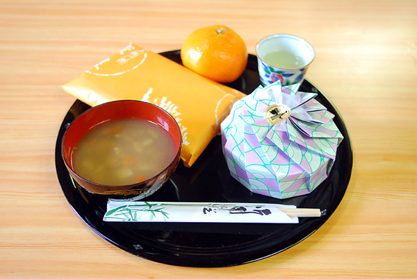 伝統のたぬき汁とちらし寿司