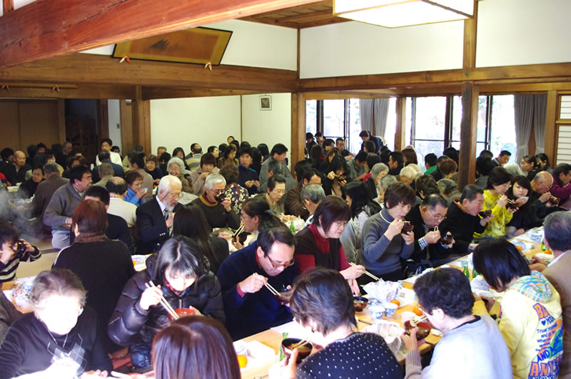 皆様に伝統のたぬき汁が振舞われます。