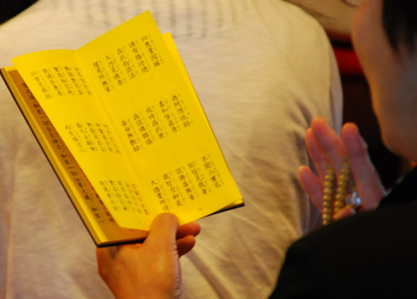 お題目を読む参拝者