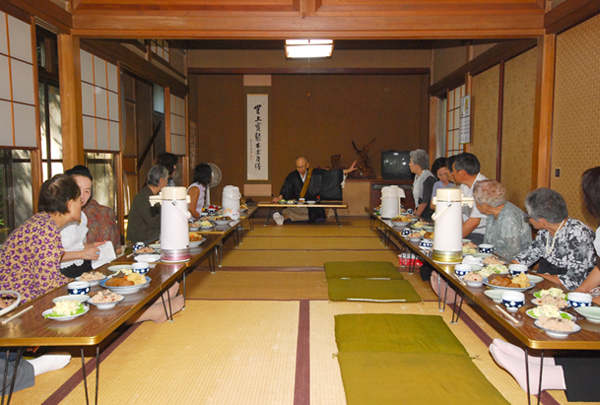 法要の後、皆さんでご馳走をいただきました。