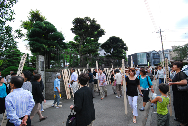 塔婆を持ちお墓に向かう檀家の方々